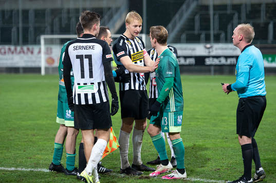 Landskronas Viktor Wihlstrand i diskussion med Dalkurds