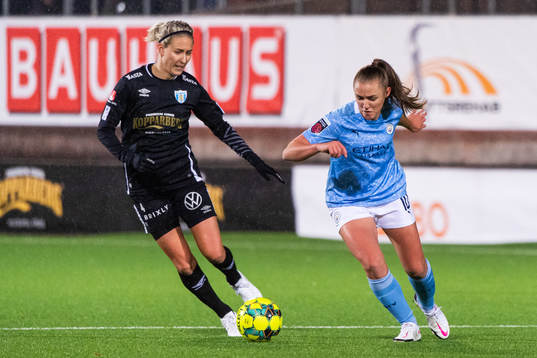 Emma Kullberg of Göteborg and Georgia Stanway of