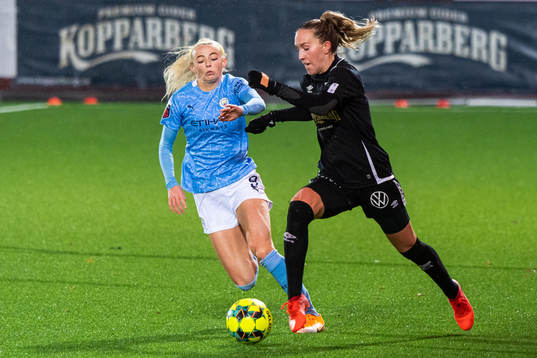 Chloe Kelly of Manchester City and Julia Roddar of Göteborg