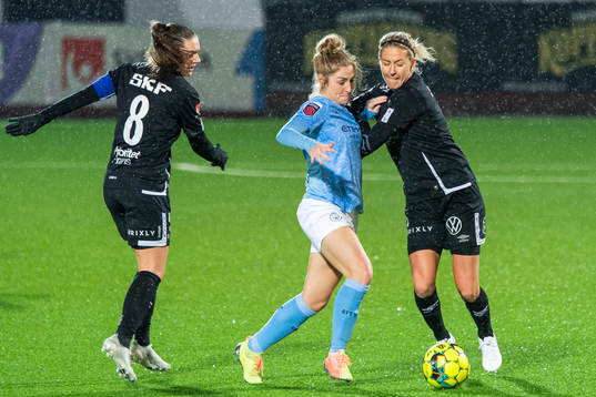 Laura Coombs of Manchester City compete for the ball Vilde
