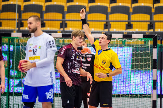 Lugis Karl Wallinius får en varning av domare Mattias