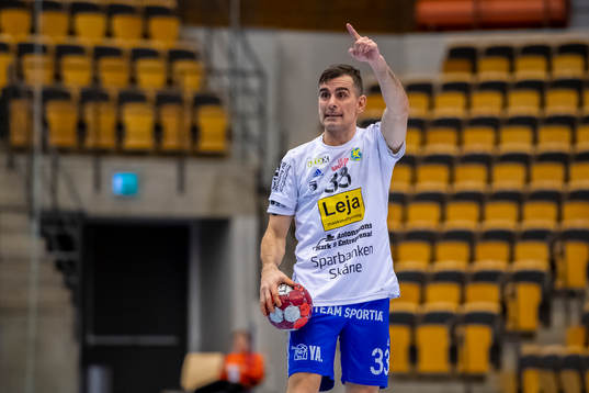 Ystads IFs Dalibor Doder reagera