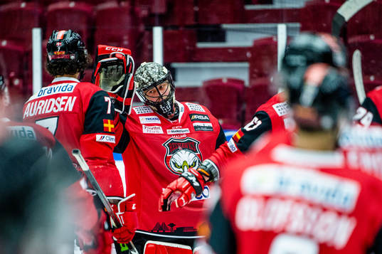Malmö Redhawks målvakt Oscar Alsenfelt jublar med