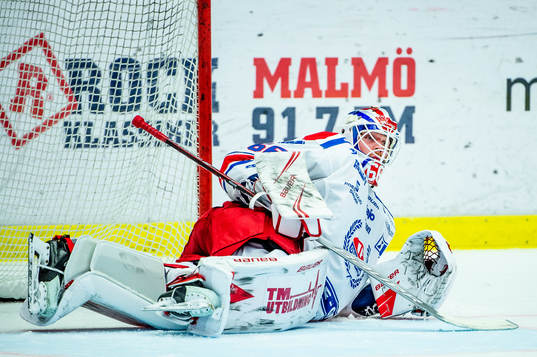 Oskarshamns målvakt Tex Williamsson deppar på isen