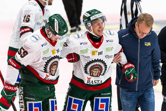 Frölundas Max Friberg hjälps av Simon Hjalmarsson för