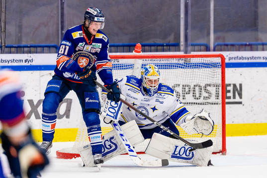 Växjös Fredrik Karlström oroar framför Leksands