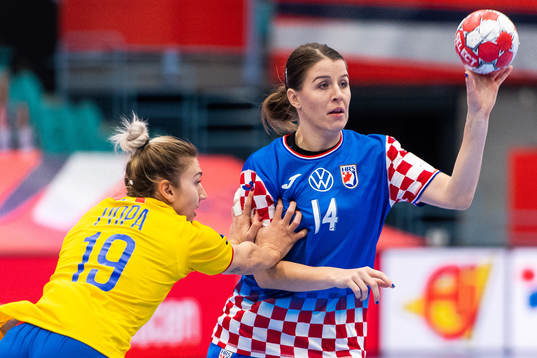 Laura Popa of Romania and Larissa Kalaus of Croatia