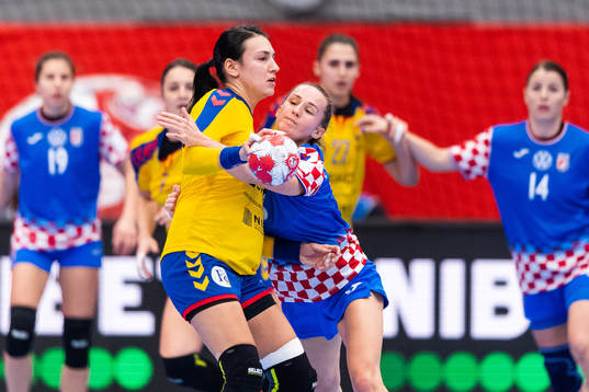 Cristina Neagu of Romania and Stela Posavec of Croatia