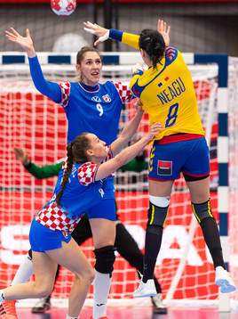 Camila Micijevic of Croatia and Cristina Neagu of Romania