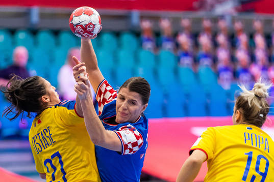 Lorena Ostase of Romania and Larissa Kalaus of Croatia