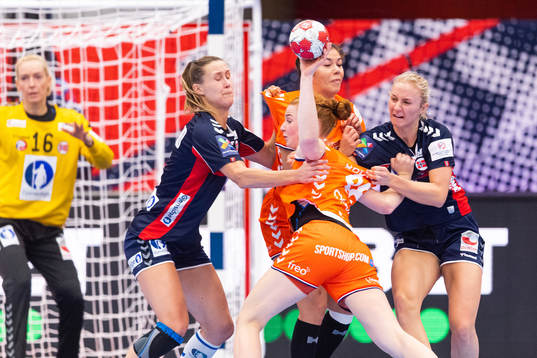 Heidi Løke and Marit Malm Frafjord defend against Dione