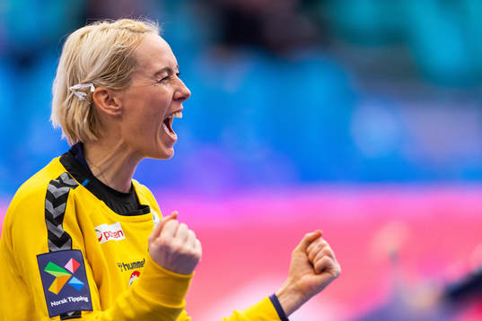 goalkeeper Lunde Katrine of Norway celebrates