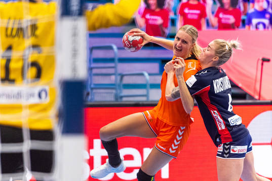 Kelly Dulfer of Netherlands and Veronica Egebakken