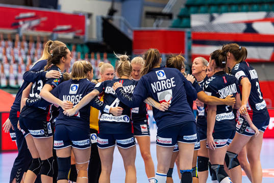 Players of Norway celebrate
