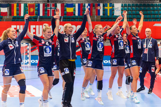 Players of Norway celebrate