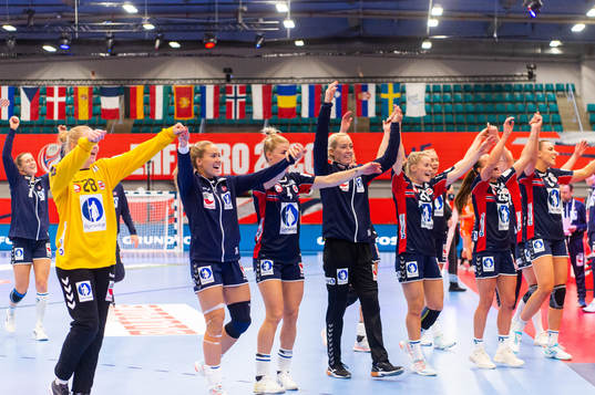 Players of Norway celebrate
