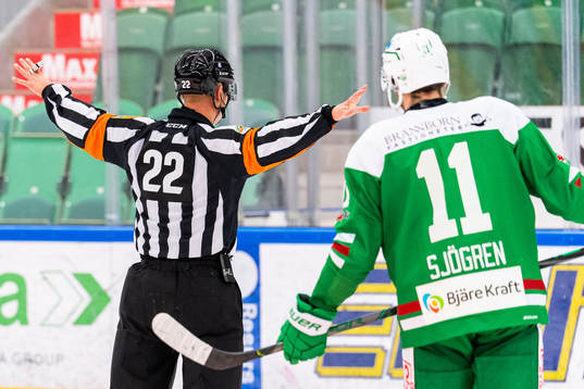 Domare Andreas Harnebring dömer bort Rögles 5-1-mål