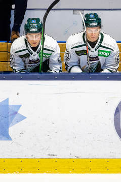 Färjestads Joel Nyström och Leo Lööf på bänken