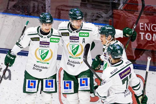 Färjestads Victor Ejdsell jublar med lagkamrater