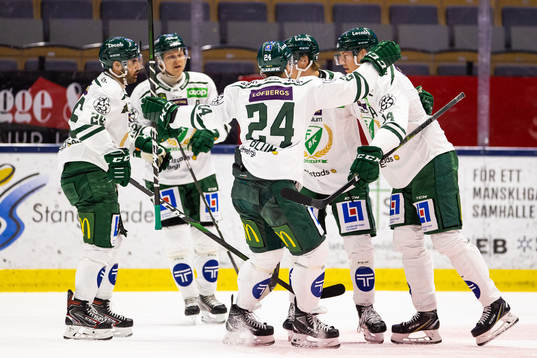 Färjestads Jacob Peterson jublar med lagkamratrer