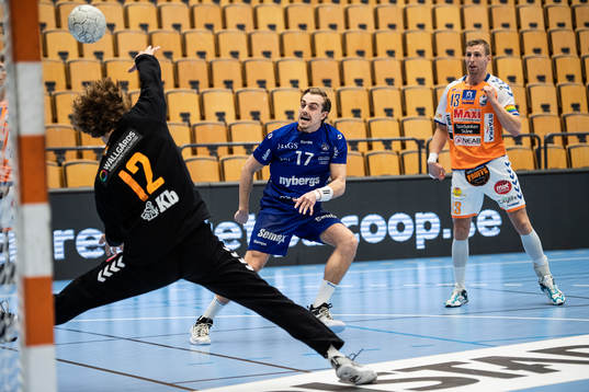 Kristianstads målvakt Gustaf Banke och Hallbys Charles