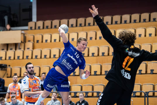 Hallbys Adam Tumba och Kristianstads målvakt Gustaf Banke