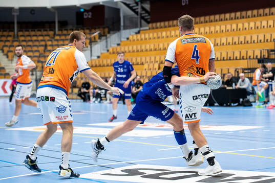 Kristianstads Adam Nyfjäll stoppar Hallbys Robin Svensson