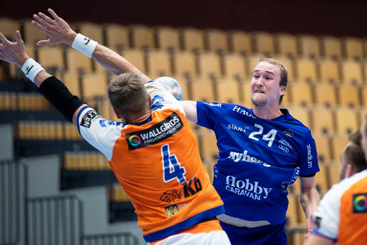 Kristianstads Adam Nyfjäll försöker stoppa skott från