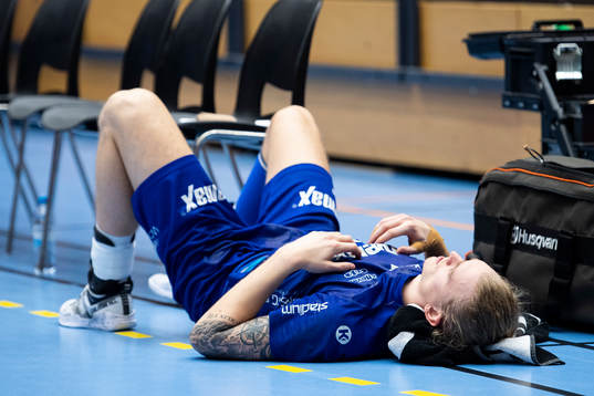 Hallbys Robin Svensson ligger på golvet