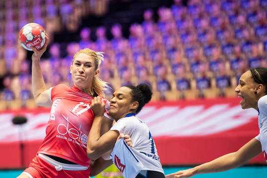 Vladlena Bobrovnikova of Russia and Oceane Sercien Ugolin