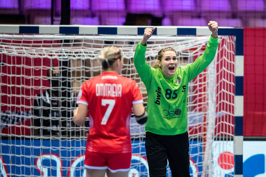 goakeeper Viktoriia Kalinina of Russia celebrates