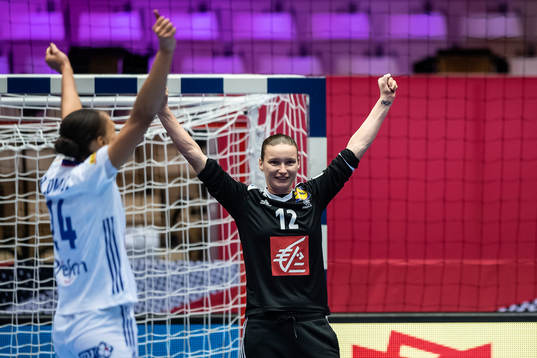 goalkeeper Amandine Leynaud of France celebrates