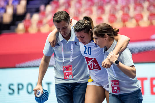 Laura Flippes of France in pain