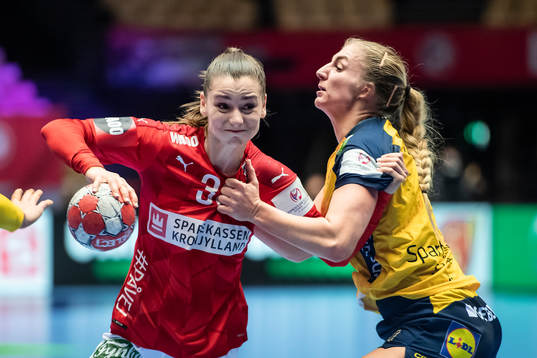 Mie Enggrob Højlund of Denmark and Linn Blohm of Sweden