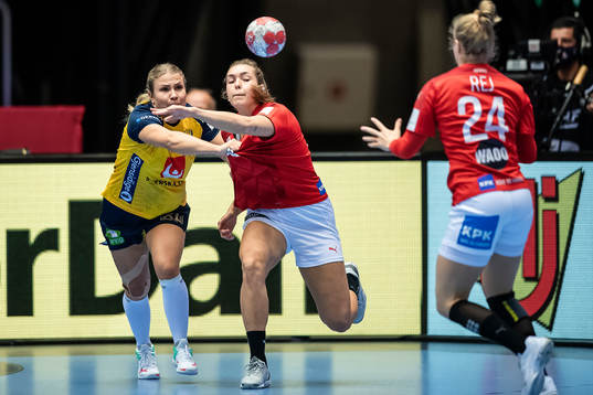 Andrea Ulrikka Aagot Hansen of Denmark and Emma Rask of