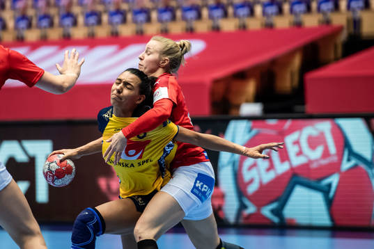 Jamina Roberts of Sweden and Kathrine Heindahl of Denmark
