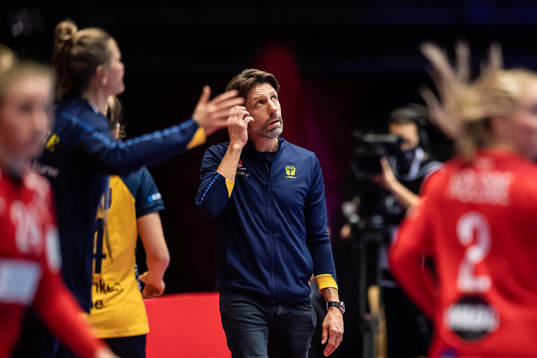 Tomas Axner, head coach of Sweden looks dejected