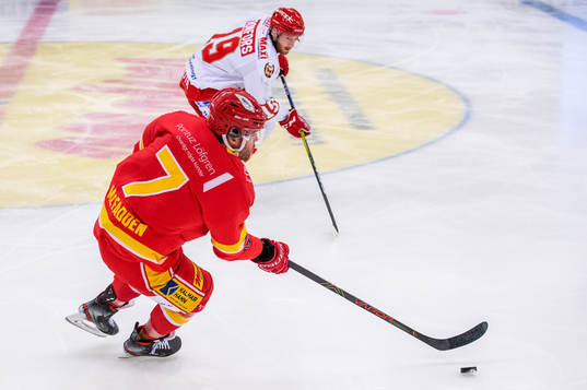 Kalmars Zach Mcfadden och Trojas Victor Romfors