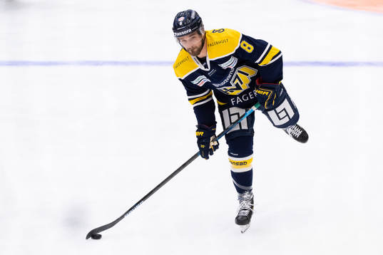 s Craig Schira innan ishockeymatchen i SHL mellan HV71 och