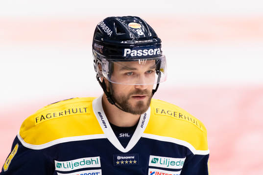 s Craig Schira innan ishockeymatchen i SHL mellan HV71 och