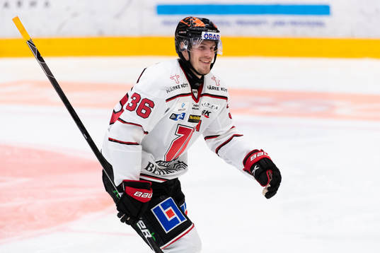 Örebros Emil Larsson jublar