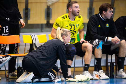 Jenny Alm, Sävehofs massör, tar hand om Henrik Tilsteds