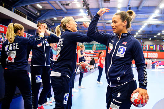 Heidi Løke and Nora Mørk of Norway