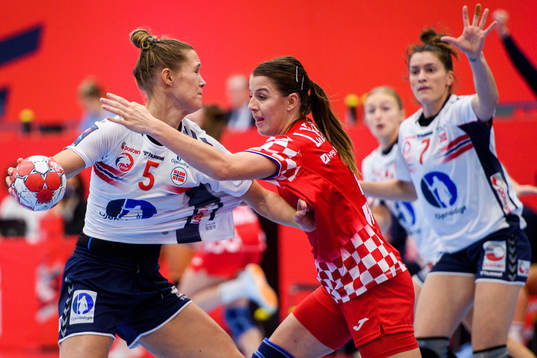 Marit Malm Frafjord of Norway and Tena Japundza of Croatia