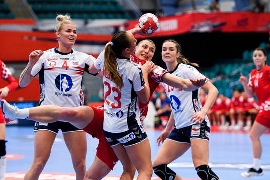 Katarina Jezic of Croatia against Veronica Egebakken