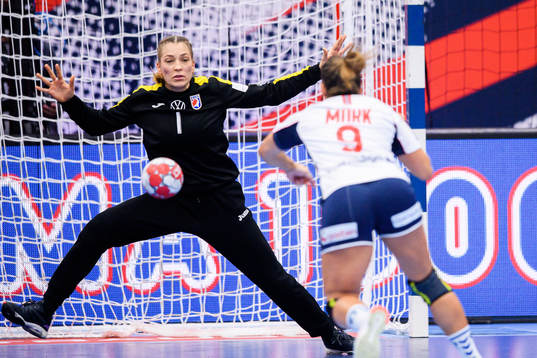 Nora Mørk of Norway against goalkeeper Lucija Besen of