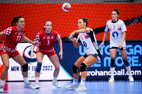 Nora Mørk of Norway against Valentina Blazevic and Paula