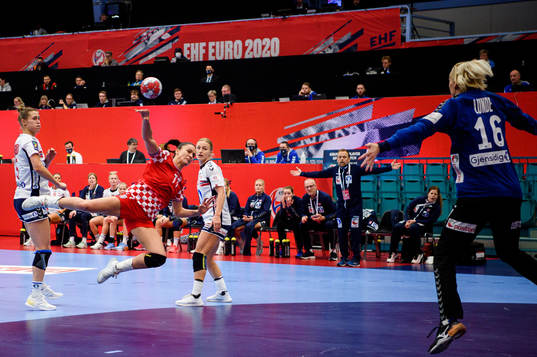 Valentina Blazevic of Croatia against Marit Malm Frafjord ,