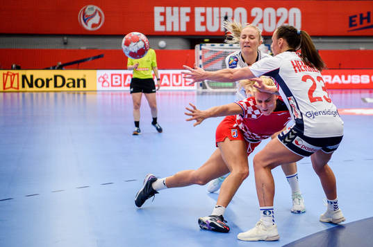 Dora Krsnik of Croatia against Henny Ella Reistad and