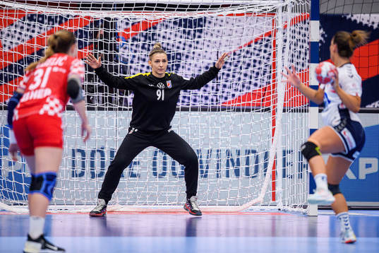 Goalkeepr Tea Pijevic of Croatia and Nora Mørk of Norway
